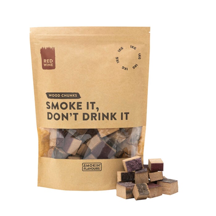 Smoking-Flavours-rode-wijnvaten-red-wine-chunks-1kg-pose