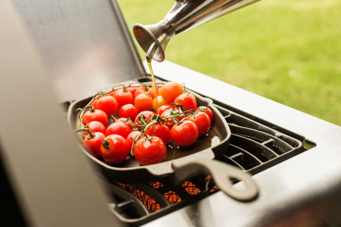 Napoleon-gasbarbecue-sizzle-platter-gietijzeren-pan-met-afneembaar-handvat-serveerplank