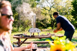 Lifestyle Ooni Fyra 12 Pizza Party Scene-min