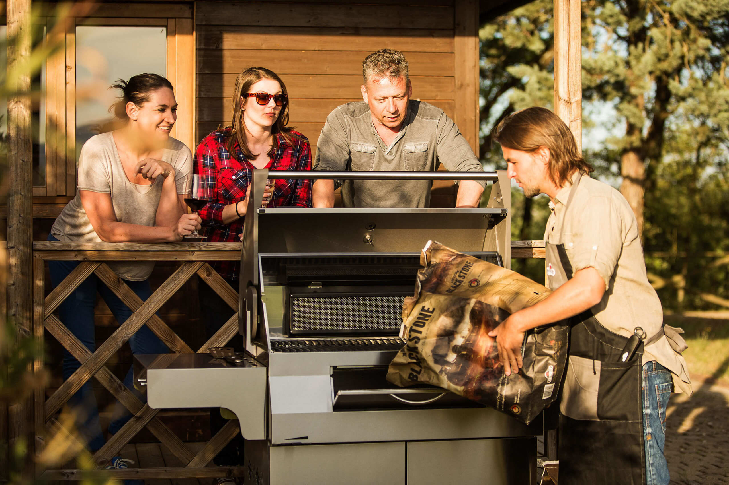 napoleon-charcoal-professional-605-lifestyle