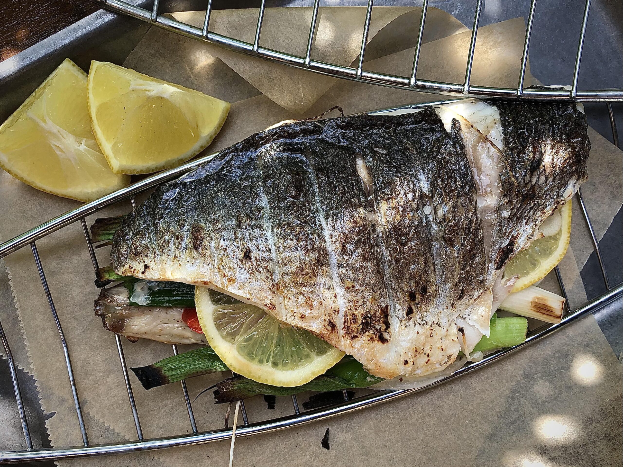 Gegrilde dorade gevuld met groente