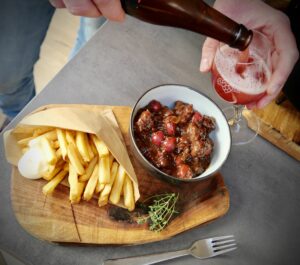 Varkenwangenstoof met kersenbier