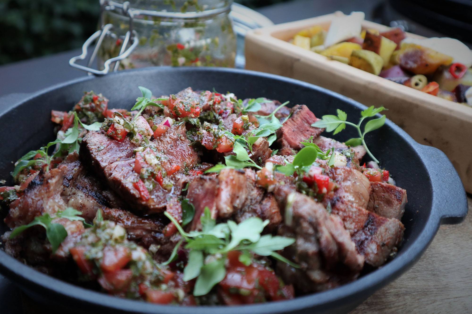 Chuck eye steak met rode chimichurri