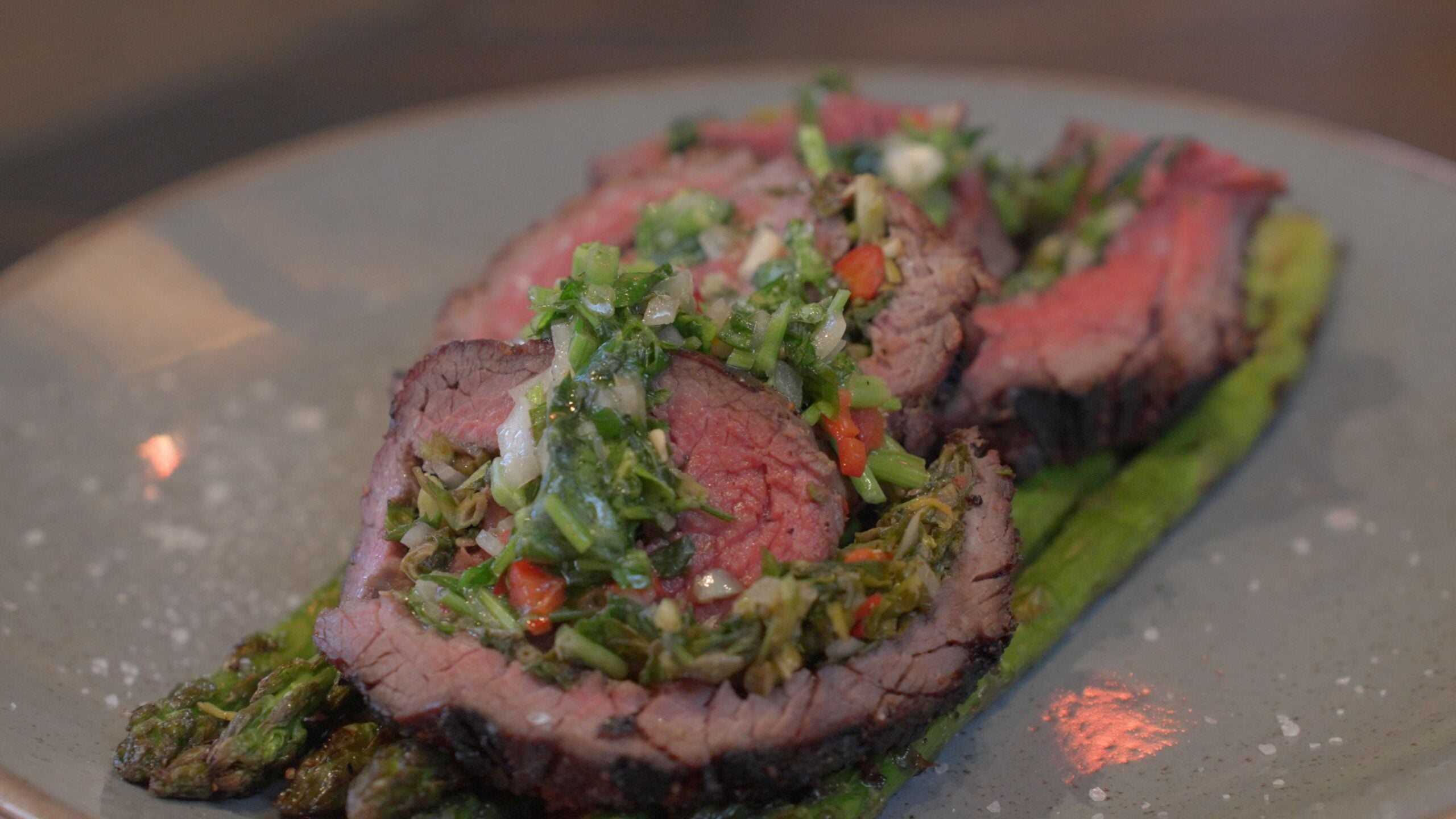 Eindresultaat-Rollade-Van-Bavette-Met-Salsa-Verde-En-Groene-Asperges-BBQ-kamado-Recept