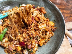 Eindresultaat-Rijsnoedels-met-Aziatische-kip-gerecht-bbq-kamado-recept-inspiratie-wokgerecht-scaled