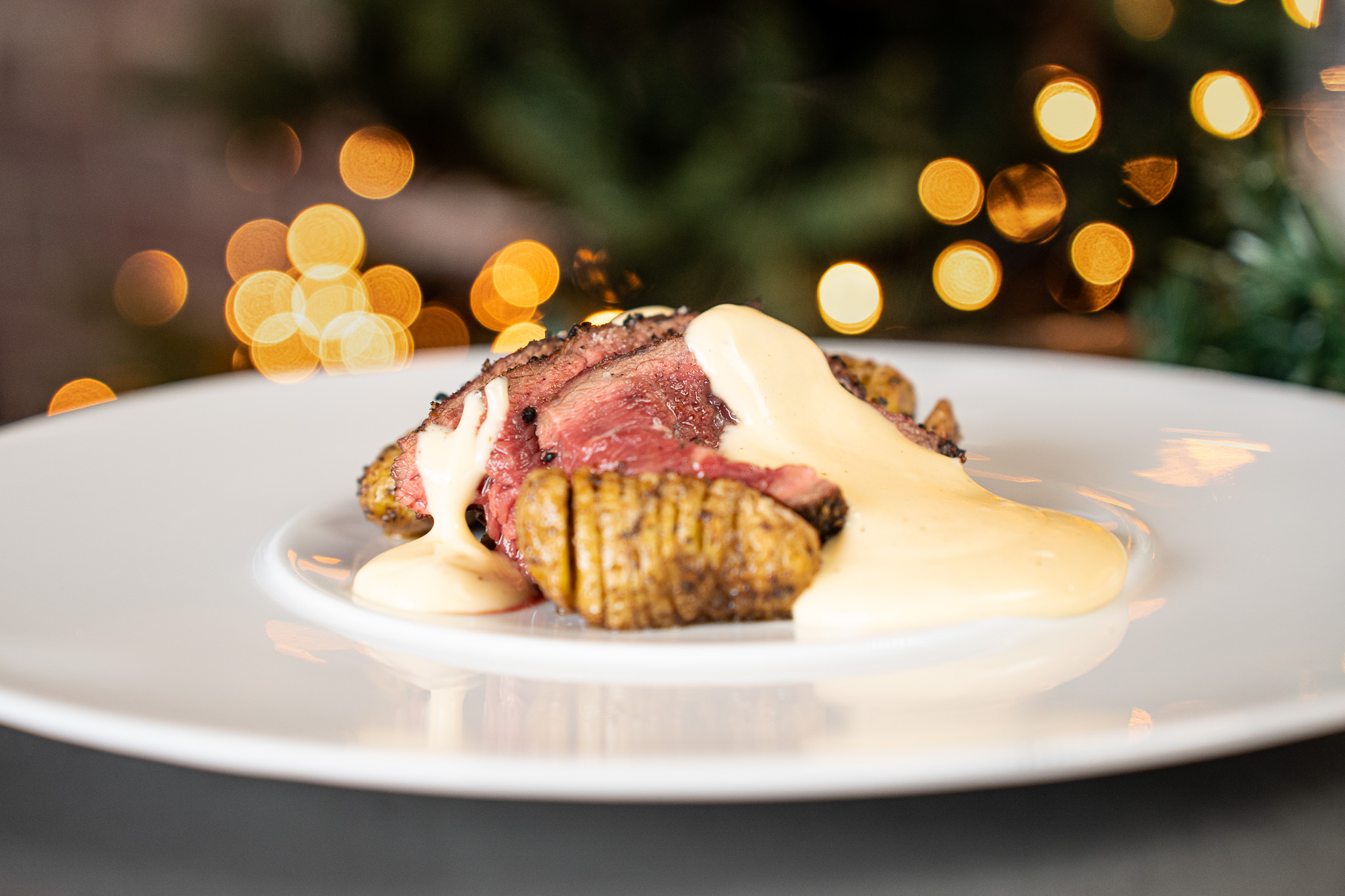 Runder presa met gegaarde paddenstoelen en gerookte bearnaisesaus