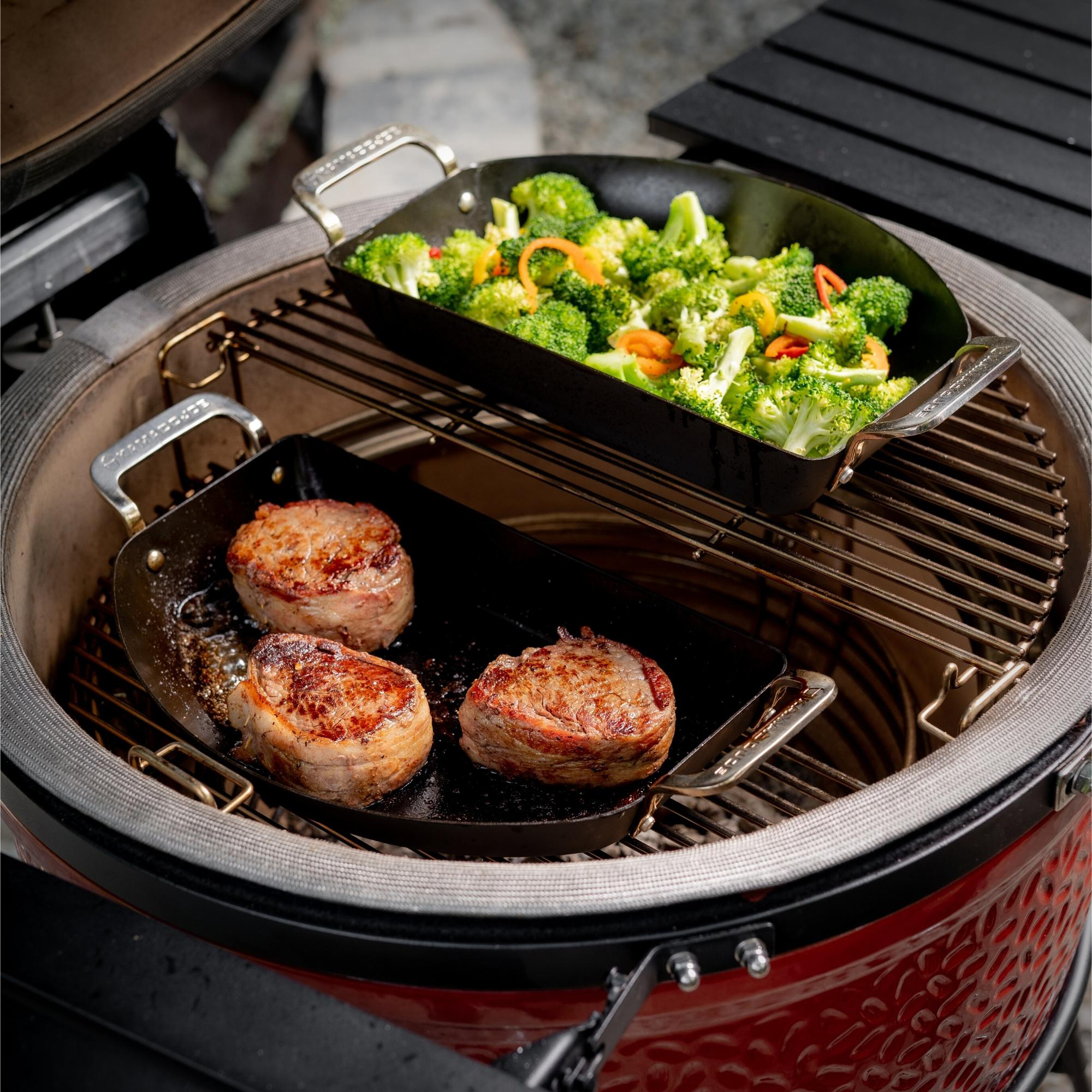 Kamado-Joe-Carbon-steel-halve-maan-set-lifestyle