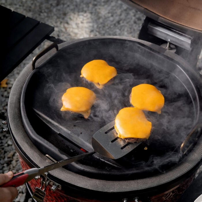 Kamado-jou-karbon-steel-griddle-burgers