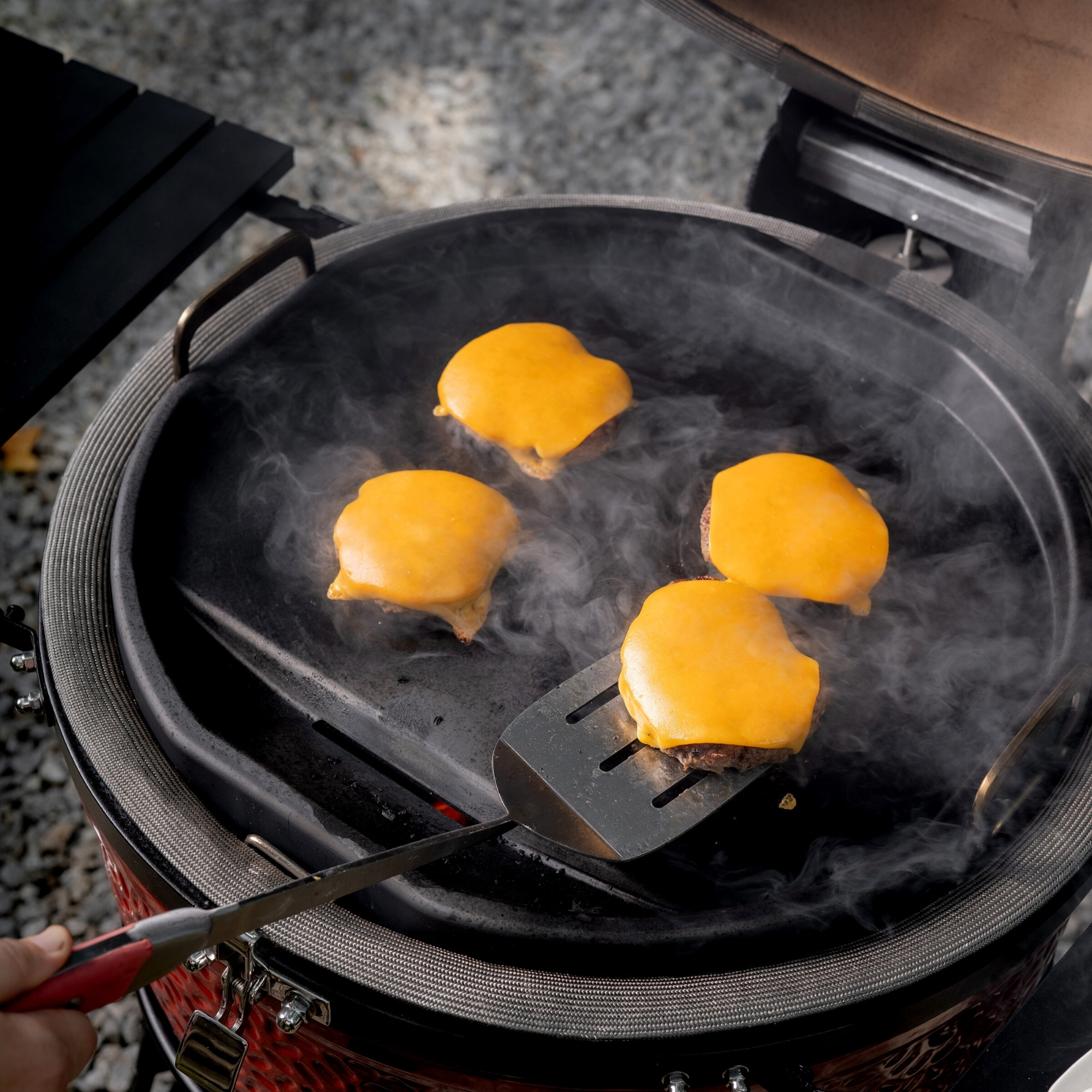 Kamado-jou-karbon-steel-griddle-burgers