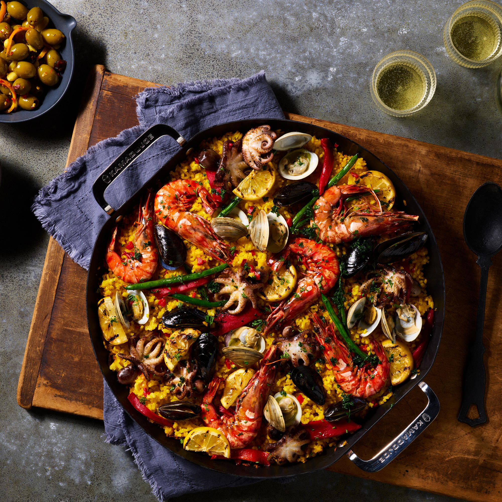 Paella-pan-Karbon-steel-Kamado-Joe-lifestyle