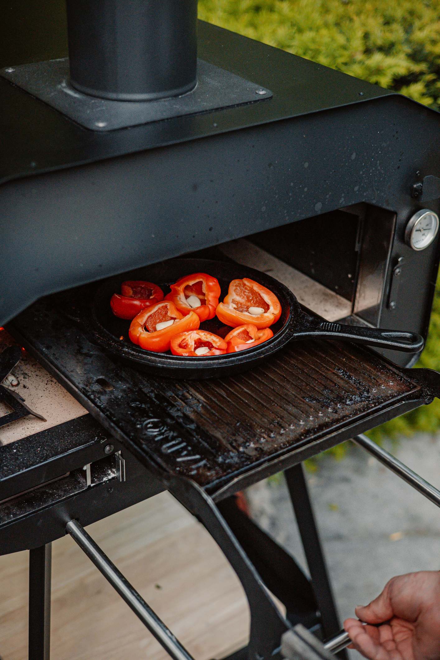 Grill-and-roast-tool-vonken-houtoven-sfeer-2