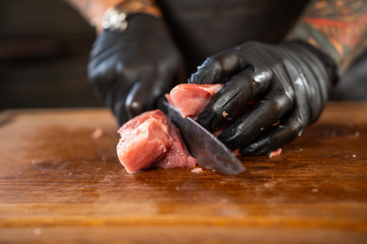 Rookworst-met-boerenkool-snijden